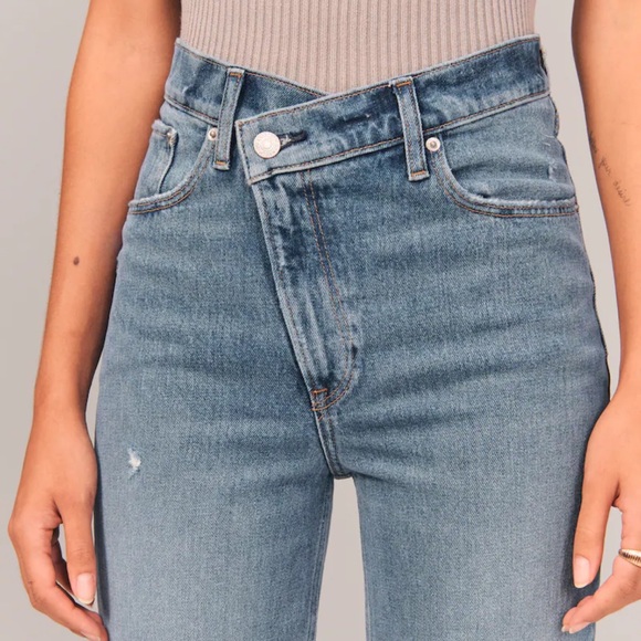 Abercrombie Ultra Highrise 90’s Straight Jean - Picture 2 of 12